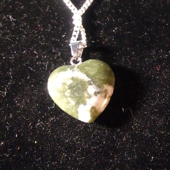 ๐2/$20๐ NIP - Green & White Garden Quartz Heart Shape Stone Pendant Necklace - Picture 4 of 9